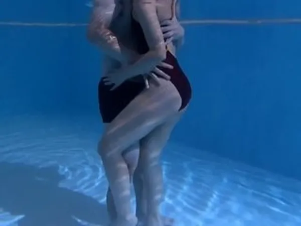 sex pics Chồng yêu lạnh nhạt, Người vợ vụng trộm với hlv dạy bơi